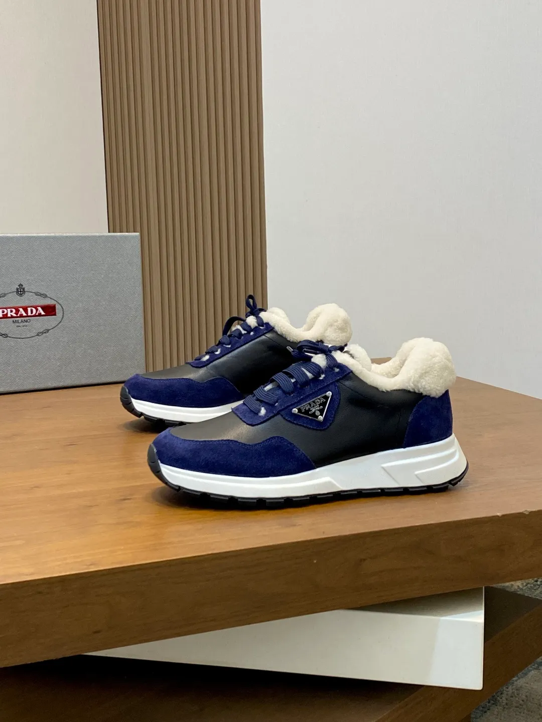 💰780 Prada/Prada Autumn and winter men's leather lace-up sneakers. Top-quality goods produced in Dongguan. Imported Nappa cowhide leather upper with raised layered design. Light and breathable, soft and comfortable. Genuine calfskin leather edging has a distinctive sporty style. The leather tongue is equipped with the classic PRADA letter red rubber label badge to fully display the brand style. The transparent air-cushion midsole is equipped with a lightweight tread rubber outsole. It is light and increased by about 4CM. The inner lining is Excellent foot feel. Comes with original packaging. 38-44 (customized at 45). Size: 39-40-41-42-43-44. Standard leather shoe size.